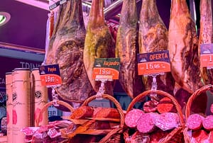 Kulinarik Highlights des Baskenlandes: Gastronomische Reise durch Nordspaniens Genussregion 1 Roadtrip Baskenland, Schinken in der Markthalle von Bilbao. Foto: Mario Vedder