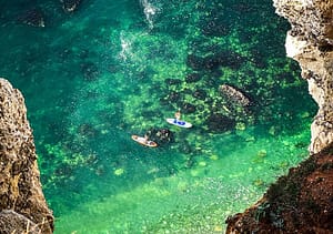 Étretat: Auf Monets Spuren vom Fischerdorf zum Selfie-Hotspot in der Normandie 6 Etretat und Monet: Heute liegen Kajaks im türkisfarbenen Meer. Foto: Mario Vedder