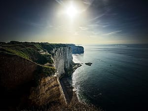 Étretat: Auf Monets Spuren vom Fischerdorf zum Selfie-Hotspot in der Normandie 5 Roadtrip in die Normandie. Faszinierende Alabasterküste, beruhigende Wellen am Ärmelkanal, Etretat mit den schönsten Kreidefelsen. Foto: Mario Vedder