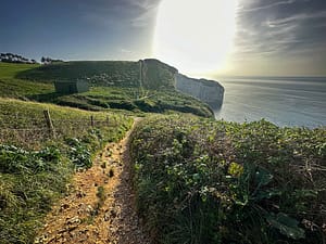Étretat: Auf Monets Spuren vom Fischerdorf zum Selfie-Hotspot in der Normandie 4 Roadtrip in die Normandie. Faszinierende Alabasterküste, beruhigende Wellen am Ärmelkanal, Etretat mit den schönsten Kreidefelsen. Foto: Mario Vedder