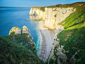 Étretat: Auf Monets Spuren vom Fischerdorf zum Selfie-Hotspot in der Normandie 3 Etretat mit den schönsten Kreidefelsen. Foto: Mario Vedder