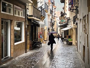 Kulinarik Highlights des Baskenlandes: Gastronomische Reise durch Nordspaniens Genussregion 9 Roadtrip BaskenlandVerregnete Gassen im hübschen, alten Städtchen Getaria. Foto: Mario Vedder