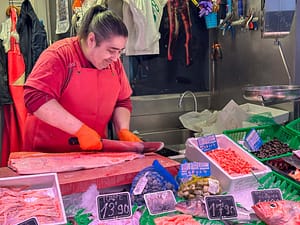 Kulinarik Highlights des Baskenlandes: Gastronomische Reise durch Nordspaniens Genussregion 10 Roadtrip BaskenlandIn der Markthalle von Bilbao wird Fisch frisch zerlegt und filetriert. Foto: Mario Vedder