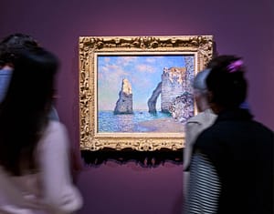 Étretat: Auf Monets Spuren vom Fischerdorf zum Selfie-Hotspot in der Normandie 9 Ausstellungsansicht „Monets Küste. Die Entdeckung von Étretat“. Foto: Städel Museum – Norbert Miguletz