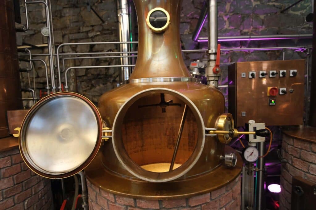 Märkische Spezialitätenbrennerei: Obstbrände retten alte Streuobstsorten im Sauerland 3 Das Herzstück der Märkischen Spezialitätenbrennerei: Die glänzende Kupferblase, in der alte Obstsorten veredelt werden. Foto: Mario Vedder