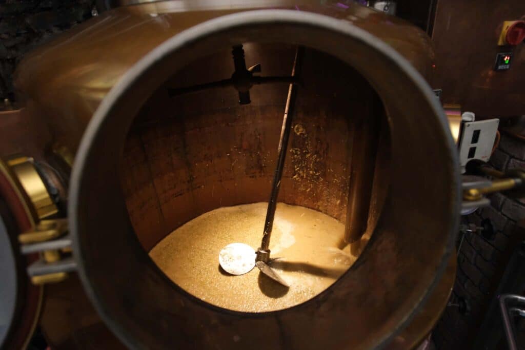 Märkische Spezialitätenbrennerei: Obstbrände retten alte Streuobstsorten im Sauerland 4 Das Herzstück der Märkischen Spezialitätenbrennerei: Die glänzende Kupferblase, in der alte Obstsorten veredelt werden. Foto: Mario Vedder