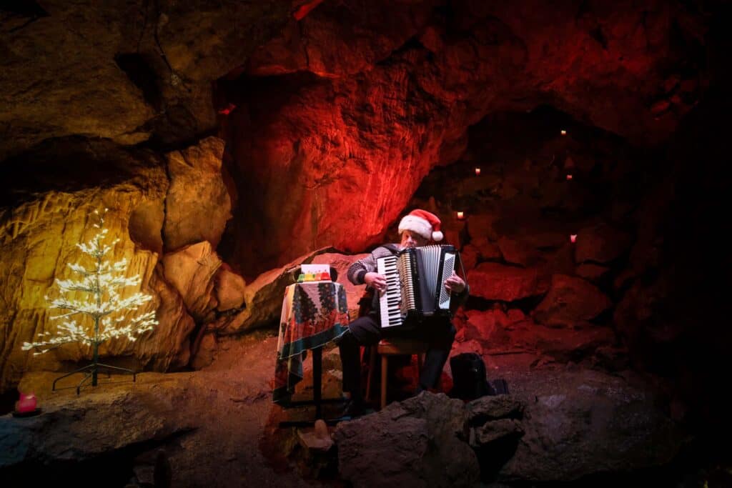 Dechenhöhle Iserlohn: Weihnachtliche Stimmung in der magischen Tropfsteinhöhle 1 Harmonische Klänge erfüllen die Grotten den Dechenhöhle Iserlohn: Musikalische Darbietungen sind ein Highlight der Adventsführungen. Foto: Mario Vedder