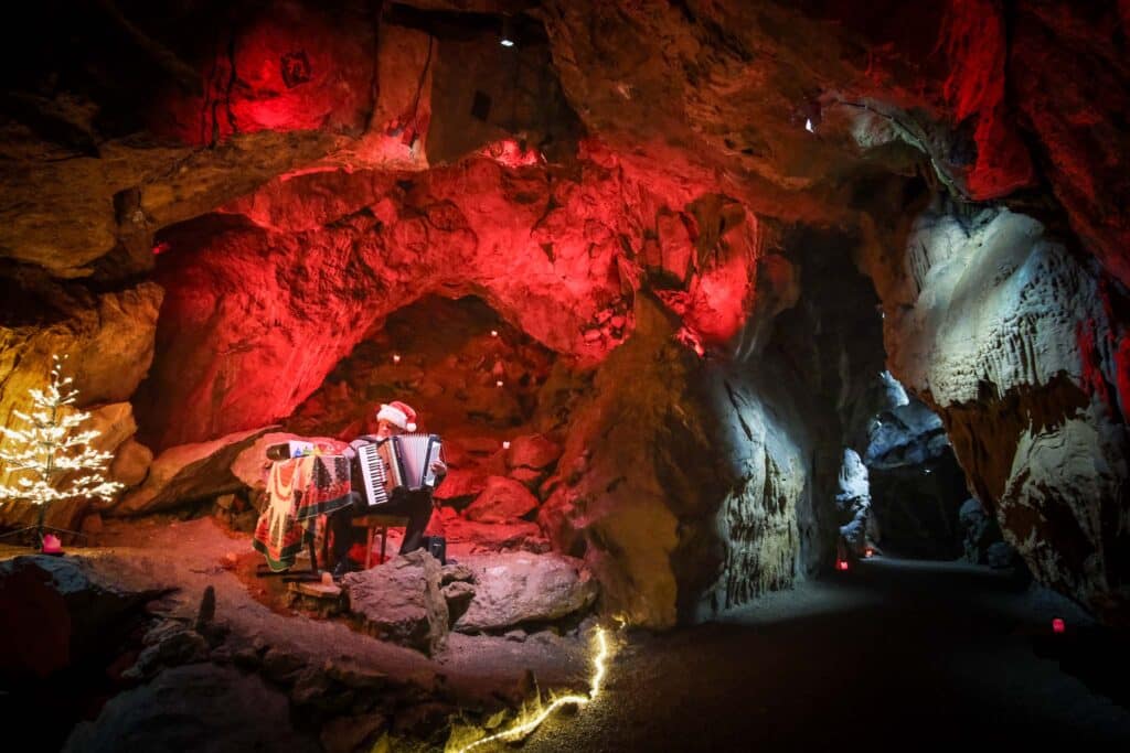 Dechenhöhle Iserlohn: Weihnachtliche Stimmung in der magischen Tropfsteinhöhle 5 Dechenhöhle Iserlohn: Weihnachtliche Stimmung in der magischen Tropfsteinhöhle – Travelling Journal