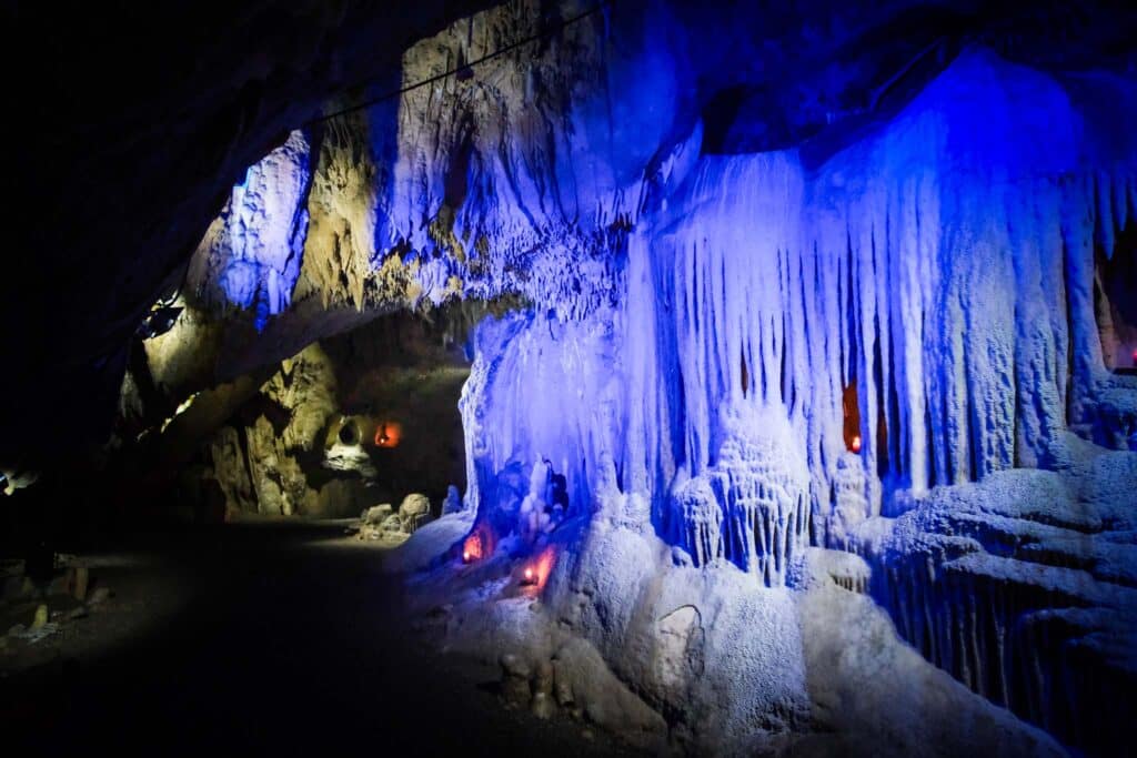 Dechenhöhle Iserlohn: Weihnachtliche Stimmung in der magischen Tropfsteinhöhle 4 Gebilde an der Decke der Dechenhöhle. Foto: Mario Vedder