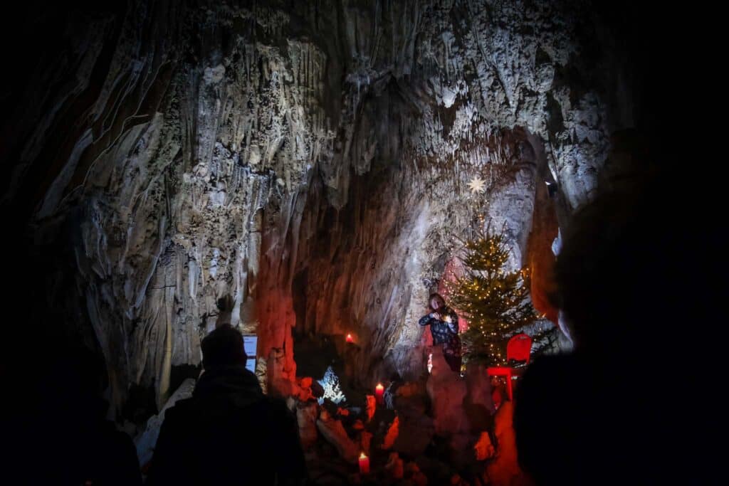 Dechenhöhle Iserlohn: Weihnachtliche Stimmung in der magischen Tropfsteinhöhle 3 Weihnachtliche Führungen werden zur Tradition. Foto: Mario Vedder