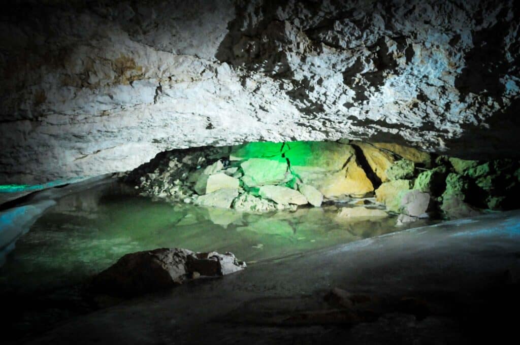Dachstein Rieseneishöhle Hallstatt: Ein eisiges Naturwunder im Salzkammergut 3 Licht und Eis - eine Wunderwelt. Foto: Oliver Abraham