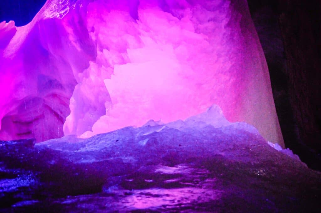 Dachstein Rieseneishöhle Hallstatt: Ein eisiges Naturwunder im Salzkammergut 6 Die Eisformationen in der Dachstein Rieseneishöhle sind einem ständigen Prozess von Werden und Vergehen unterworfen. Foto: Oliver Abraham