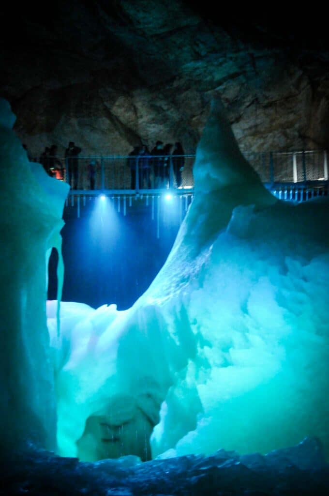 Dachstein Rieseneishöhle Hallstatt: Ein eisiges Naturwunder im Salzkammergut 8 Dachstein Rieseneishöhle Hallstatt: Ein eisiges Naturwunder im Salzkammergut – Travelling Journal