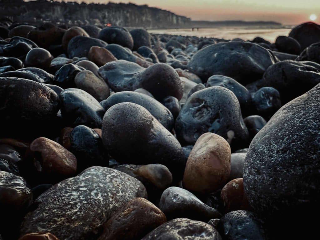Dieppe & Le Pollet in der Normandie: Raue, ehrliche Anker an der Alabasterküste 2 Steine am Strand von Dieppe. Foto: Mario Vedder