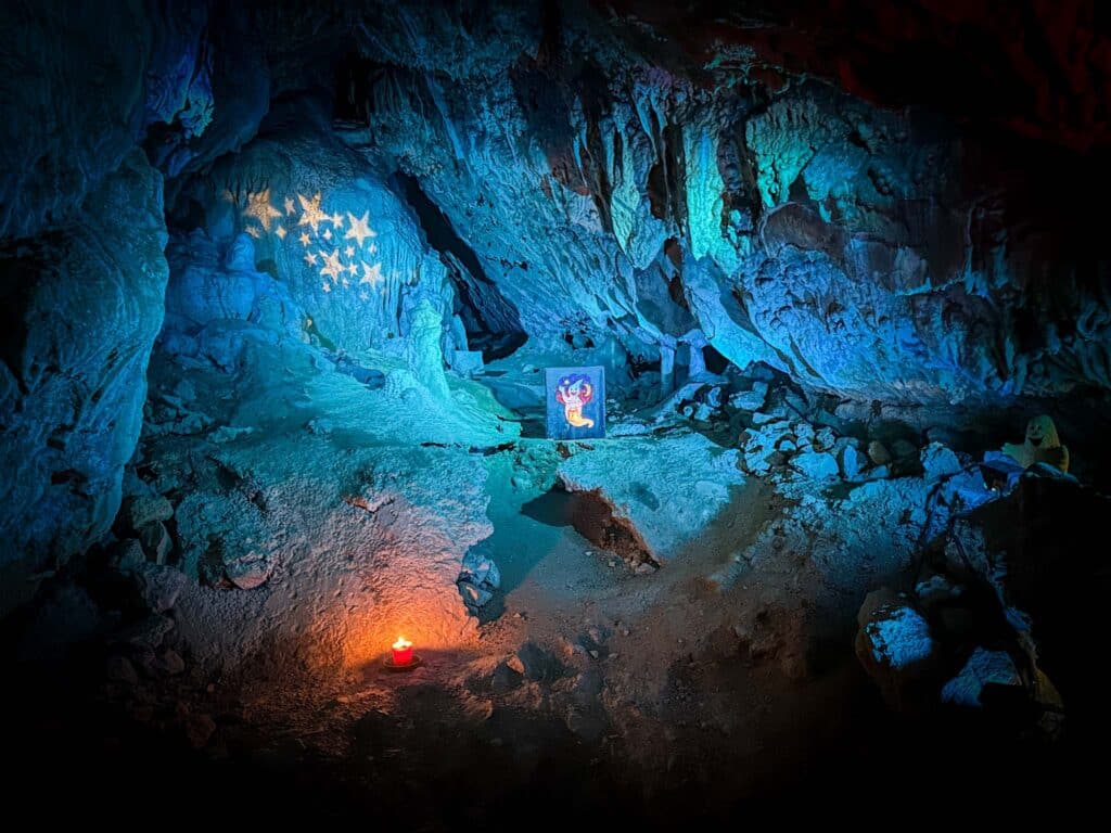 Dechenhöhle Iserlohn: Weihnachtliche Stimmung in der magischen Tropfsteinhöhle 7 Fledermaus und Flötenspiel – in der Dechenhöhle wird es weihnachtlich. Foto: Mario Vedder