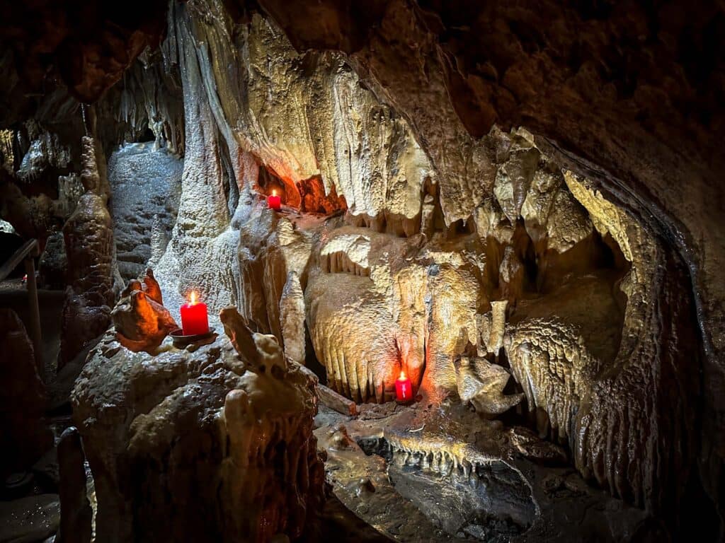 Dechenhöhle Iserlohn: Weihnachtliche Stimmung in der magischen Tropfsteinhöhle 2 Die Dechenhöhle liegt in Iserlohn-Letmathe (NRW) im nördlichen Sauerland. Foto: Mario Vedder