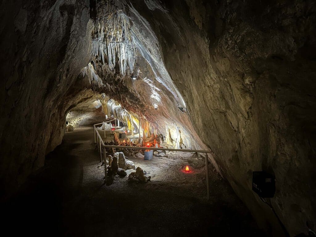 Dechenhöhle Iserlohn: Weihnachtliche Stimmung in der magischen Tropfsteinhöhle 6 Heiligabend unter der Erde. Foto: Mario Vedder
