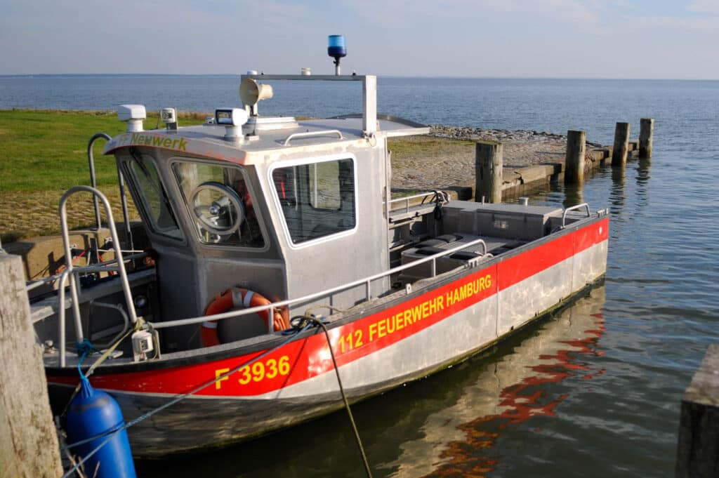 Neuwerk Wattwanderung: Abenteuer zur Hamburger Insel ab Cuxhaven 10 Die Feuerwehr Hamburg kümmert sich um die Sicherheit auf der Insel Neuwerk. Foto: Oliver Abraham