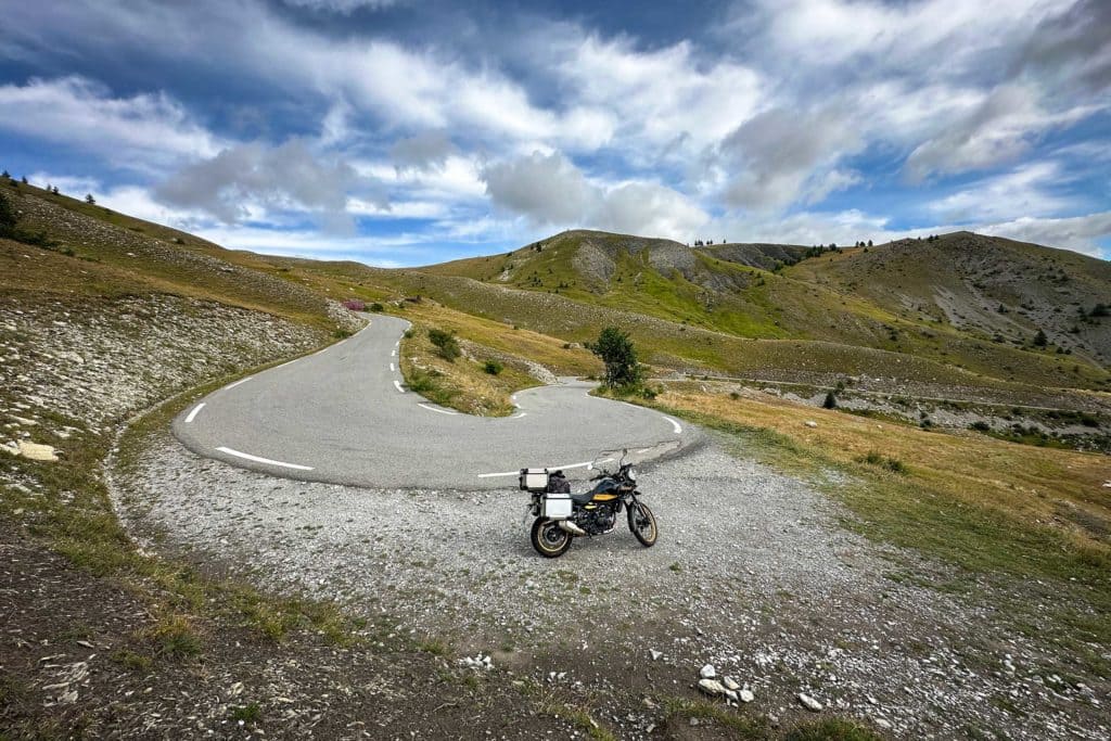 Mit der Royal Enfield Himalayan über die Route des Grandes Alpes 2 Atemberaubende Kurven. Foto: Mario Vedder