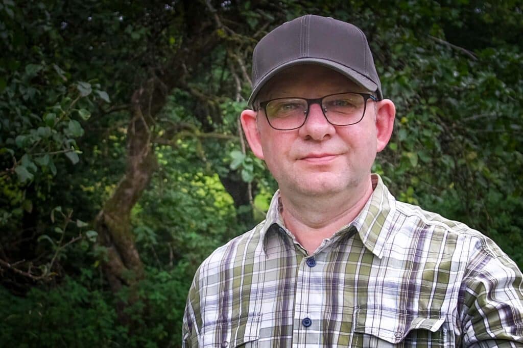 Märkische Spezialitätenbrennerei: Obstbrände retten alte Streuobstsorten im Sauerland 9 Volker Knipp kennt sich mit historischen Obstsorten aus. Foto: Mario Vedder