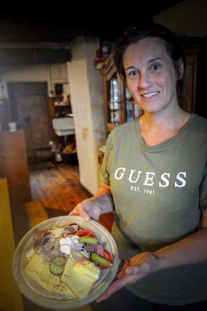 Die Moosalm in Werfenweng: Authentisches Almleben im Salzburger Land 17 Einkehr mit deftiger Brotzeit. Foto: Oliver Abraham