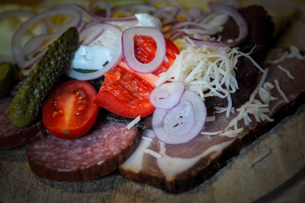 Die Moosalm in Werfenweng: Authentisches Almleben im Salzburger Land 12 Kräftiges Bauernbrot mit Speck und Wurst. Foto: Oliver Abraham