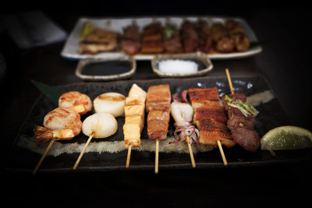 Little Tokyo in Düsseldorf: Kulinarische Entdeckungsreise durch Japans Kultur 1 Die Spezialität im Restaurant „Kushi-Tei of Tokyo“: kleine Grillspieße „Kushiyaki“, direkt vom Holzkohlegrill, Foto: Mario Vedder
