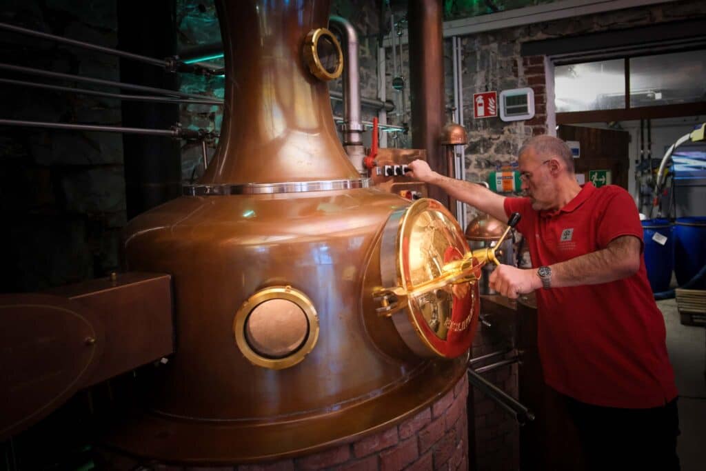 Märkische Spezialitätenbrennerei: Obstbrände retten alte Streuobstsorten im Sauerland 6 Klaus Wurm kontrolliert die Qualität und den Reifegrad der Obstbrände mit Leidenschaft und Fachwissen. Foto: Mario Vedder