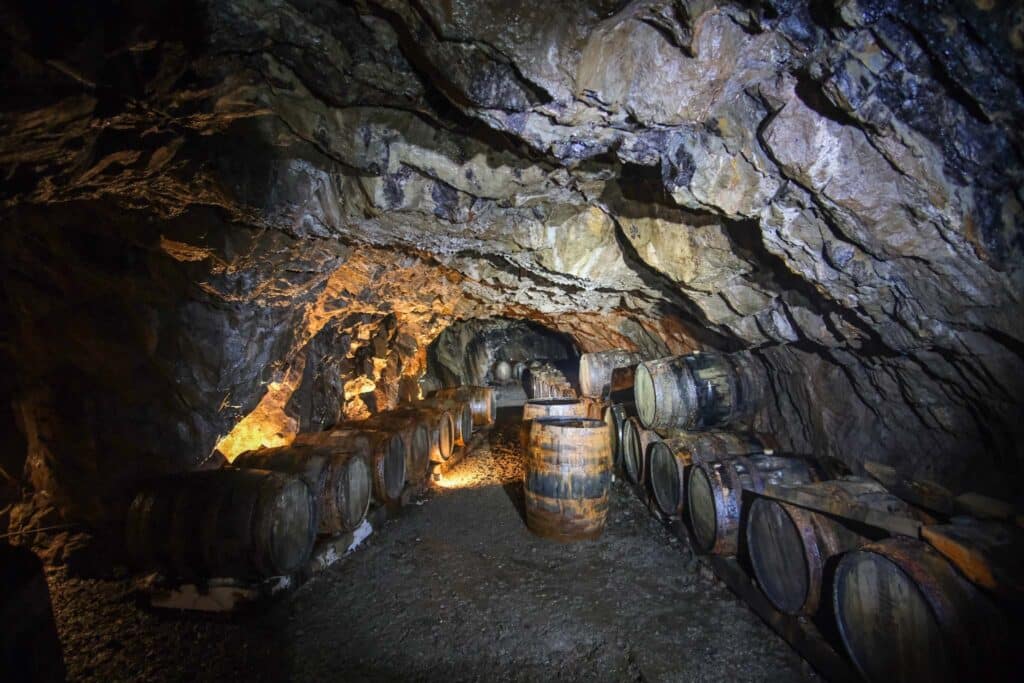 Märkische Spezialitätenbrennerei: Obstbrände retten alte Streuobstsorten im Sauerland 10 Klaus Wurm lagert in einem Stollen unter anderem Whisky. Foto: Mario Vedder