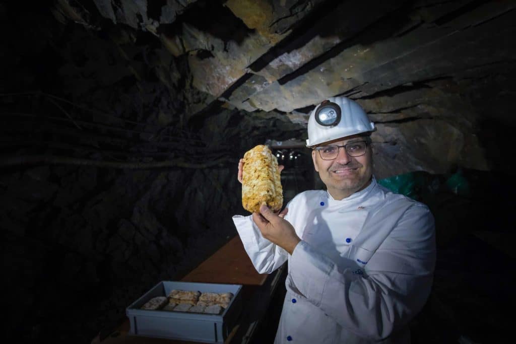 Christstollen aus dem Bergwerk Ramsbeck: Ein Sauerländer Genuss-Geheimnis 11 Tief im Bergwerk lagert Jörg Liese einige Zentner Christstollen, läßt diese hier schön durchziehen. Foto: Mario Vedder