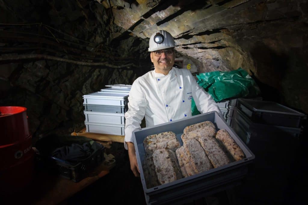Christstollen aus dem Bergwerk Ramsbeck: Ein Sauerländer Genuss-Geheimnis 10 Jörg Liese präsentiert seinen Christstollen im Eickhoff-Stollen im ehemaligen Bergwerk Ramsbeck. Foto: Mario Vedder