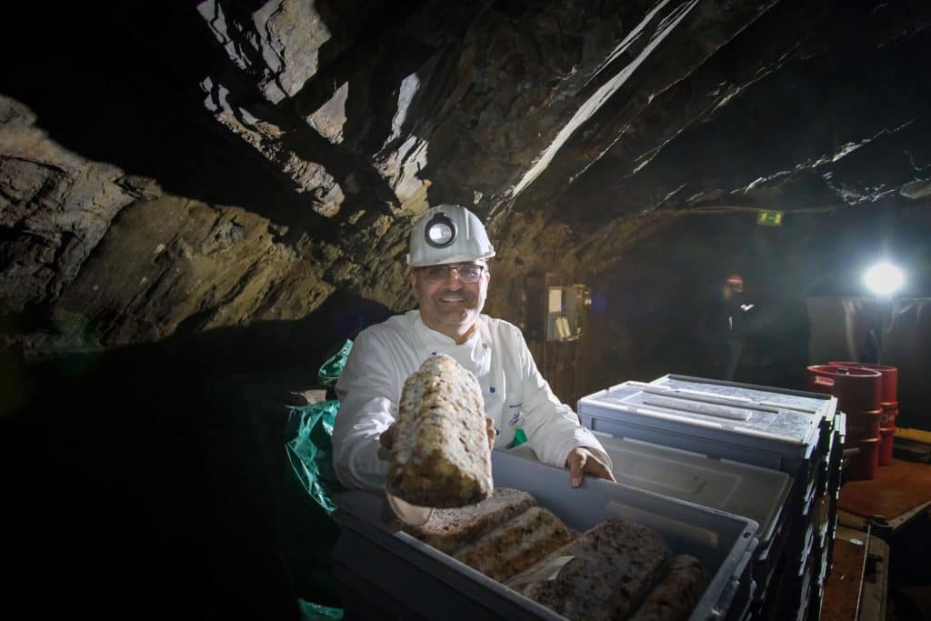 Christstollen aus dem Bergwerk Ramsbeck: Ein Sauerländer Genuss-Geheimnis 6 Jörg Liese packt seinen Christstollen im Eickhoff-Stollen im ehemaligen Bergwerk Ramsbeck auf einen Anhänger der Grubenbahn. Foto: Mario Vedder
