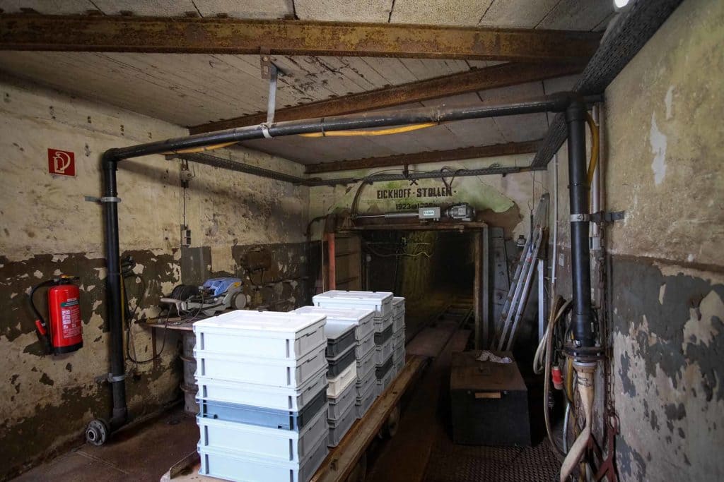 Christstollen aus dem Bergwerk Ramsbeck: Ein Sauerländer Genuss-Geheimnis 9 Christstollen lagern in Kisten im Eickhoff-Stollen im ehemaligen Bergwerk Ramsbeck auf einem Anhänger der Grubenbahn. Foto: Mario Vedder