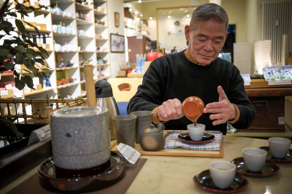 Little Tokyo in Düsseldorf: Kulinarische Entdeckungsreise durch Japans Kultur 31 Herr Yoshimatsu berichtet vom Tee-Anbau in seiner Heimat, lädt zur Teezeremonie in seinem feinen Geschäft „kyoto by japan art deco“ ein. Foto: Mario Vedder