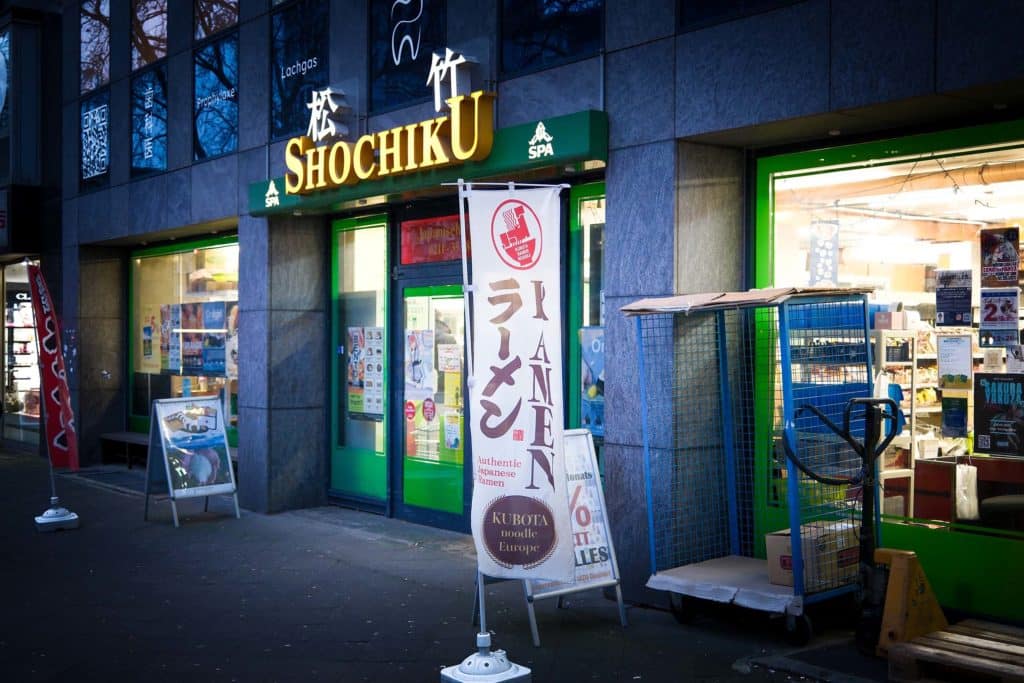Little Tokyo in Düsseldorf: Kulinarische Entdeckungsreise durch Japans Kultur 19 Im Lebensmittelgeschäft Shochiku in „Little Tokyo“. Foto: Mario Vedder