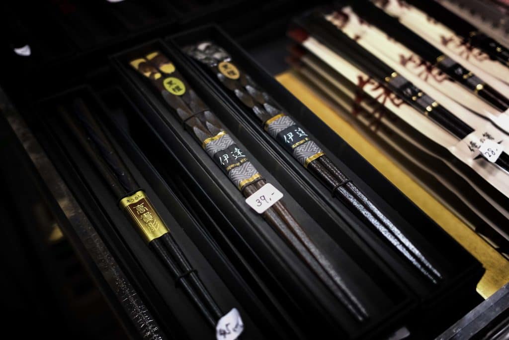 Little Tokyo in Düsseldorf: Kulinarische Entdeckungsreise durch Japans Kultur 30 Im Geschäft „kyoto by japan art deco“ gibt es erlesene Ware rund um japanische Wohnkultur. Foto: Mario Vedder