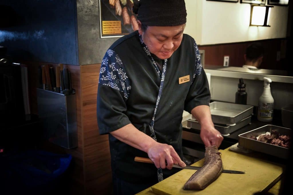 Little Tokyo in Düsseldorf: Kulinarische Entdeckungsreise durch Japans Kultur 18 Fisch wird frisch zubereitet m Restaurant „Kushi-Tei of Tokyo“. Foto: Mario Vedder