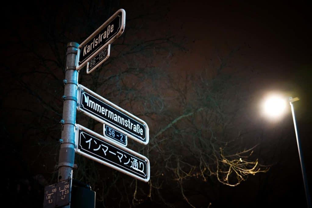 Little Tokyo in Düsseldorf: Kulinarische Entdeckungsreise durch Japans Kultur 6 Die Immermannstraße ist auch auf japanisch ausgeschildert und liegt zwischen Hauptbahnhof und Altstadt. Foto: Mario Vedder