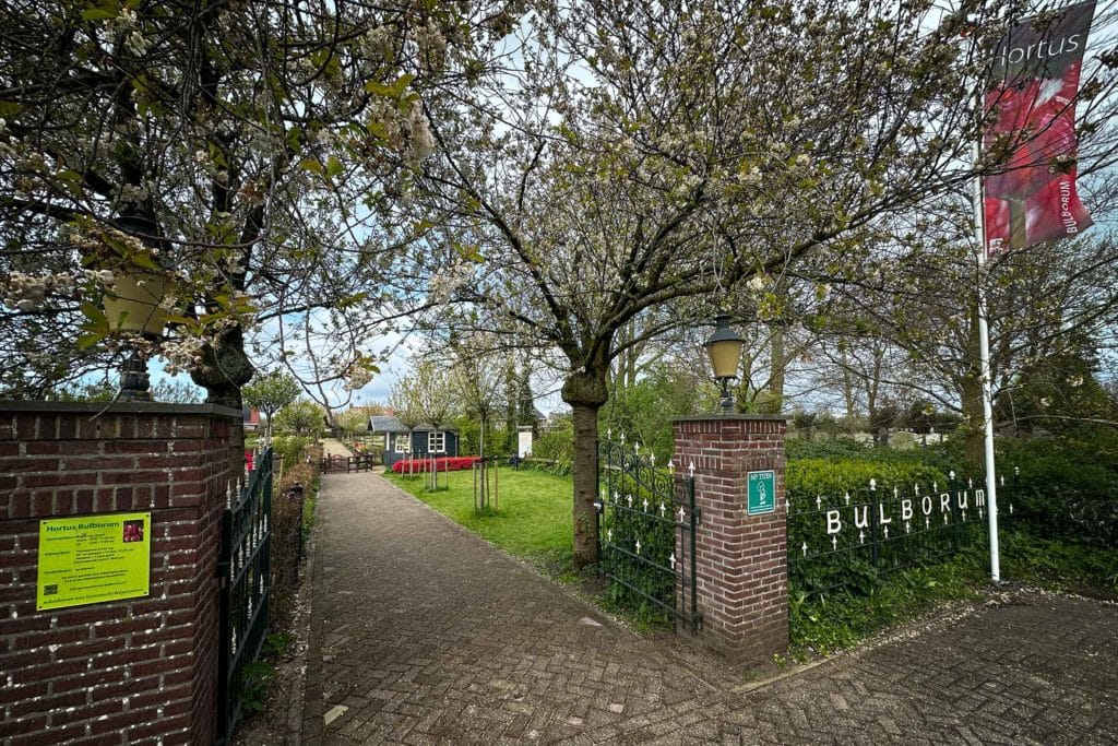 Tulpenfieber in Holland: Eine Reise durch die farbenfrohe Geschichte im Hortus Bulborum 16 Der Eingang zum Hortus Bulborum im Ort Limmen (Gemeinde Castricum), nördlich von Amsterdam. Foto: Mario Vedder