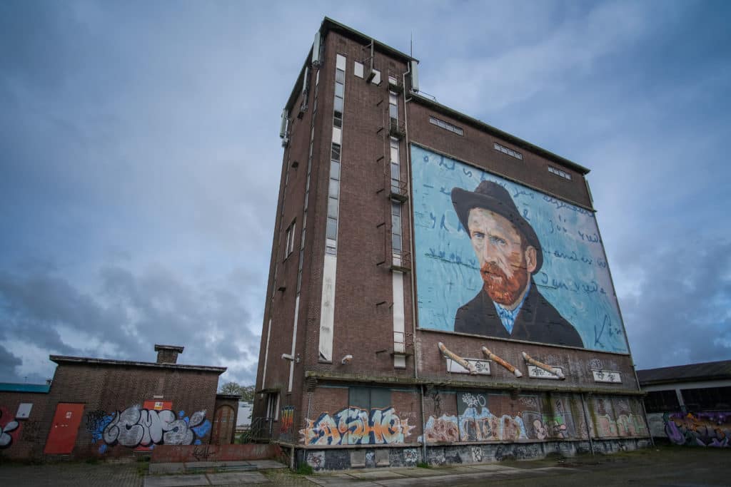 Auf den Spuren von Vincent van Gogh in Drenthe 1 Ein Porträt des Künstlers Vincent van Gogh in Drenthe auf einem alten Industriegebäude. Foto: Mario Vedder