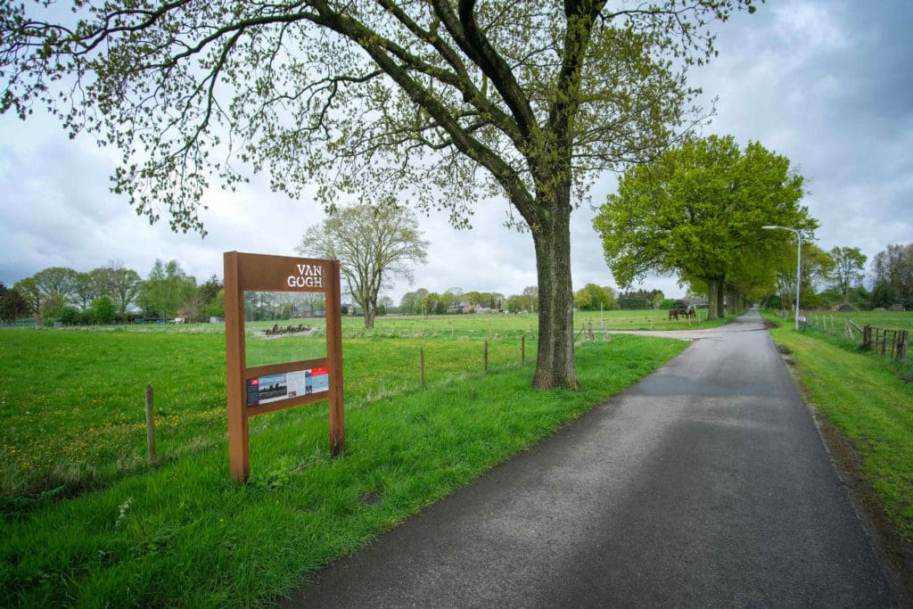 Auf den Spuren von Vincent van Gogh in Drenthe 19 Transparente Schautafeln zeigen eine Idee vom früheren Landschaftsbild. Foto: Mario Vedder